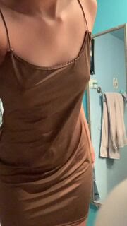 拉丁美女展示丰满胸部与翘臀