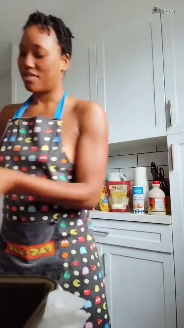 Ebony MILF Shows Off Bubble Butt and Ass Clapping